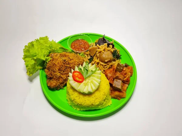 Tipik Endonezya Yemekleri Sarı Pirinç Kızarmış Tavuk Kızarmış Erişte Kızarmış — Stok fotoğraf