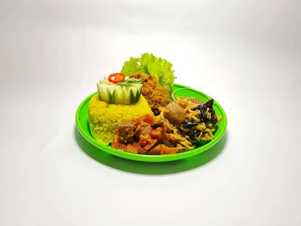 Typické Indonéské Jídlo Skládá Žluté Rýže Smaženého Kuřete Smažených Nudlí — Stock fotografie