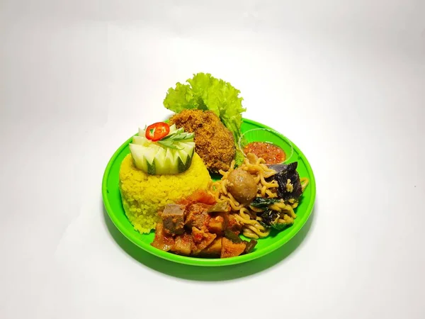 Comida Típica Indonésia Consiste Arroz Amarelo Frango Frito Macarrão Frito — Fotografia de Stock