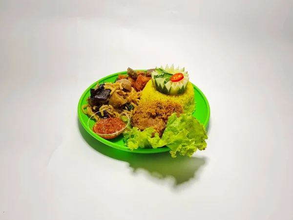 Comida Típica Indonésia Consiste Arroz Amarelo Frango Frito Macarrão Frito — Fotografia de Stock