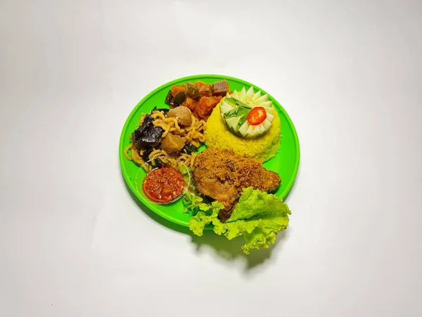 Nourriture Typiquement Indonésienne Compose Riz Jaune Poulet Frit Nouilles Frites — Photo