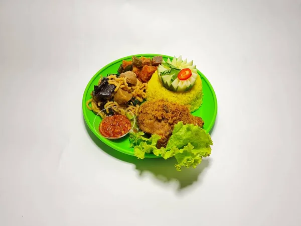 Tipik Endonezya Yemekleri Sarı Pirinç Kızarmış Tavuk Kızarmış Erişte Kızarmış — Stok fotoğraf
