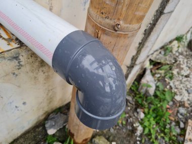 Okul binasındaki gri oluk.