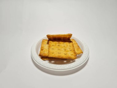 Çikolatalı kraker üzerine şeker serpiştirilmiş.