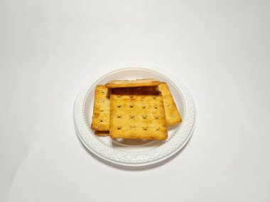 Çikolatalı kraker üzerine şeker serpiştirilmiş.