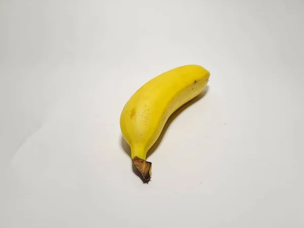 Banana Amarela Sobre Fundo Branco — Fotografia de Stock