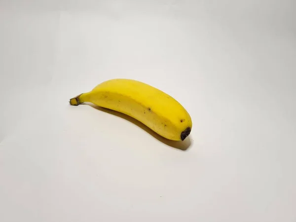 Banana Amarela Sobre Fundo Branco — Fotografia de Stock