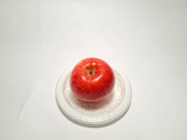 Beyaz arkaplanda kırmızı elmalar