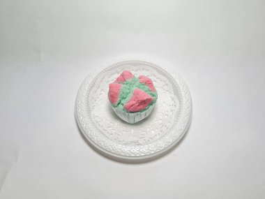 Beyaz arkaplanda Endonezya keki