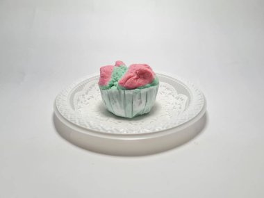 Beyaz arkaplanda Endonezya keki