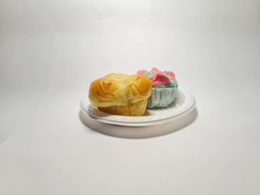 Beyaz arkaplanda Endonezya keki