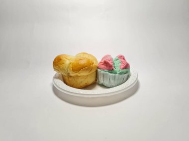 Beyaz arkaplanda Endonezya keki