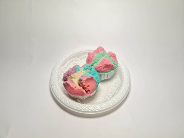 Beyaz arkaplanda Endonezya keki