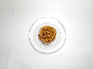 Beyaz arkaplanda Endonezya keki