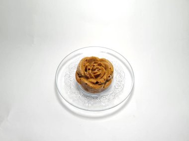 Beyaz arkaplanda Endonezya keki