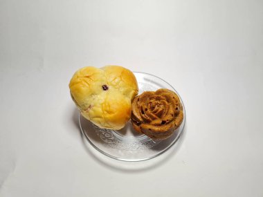 Beyaz arkaplanda Endonezya keki