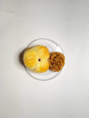 Beyaz arkaplanda Endonezya keki