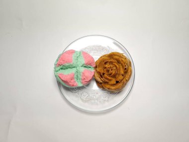 Beyaz arkaplanda Endonezya keki