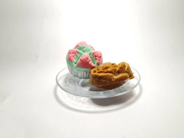 Beyaz arkaplanda Endonezya keki