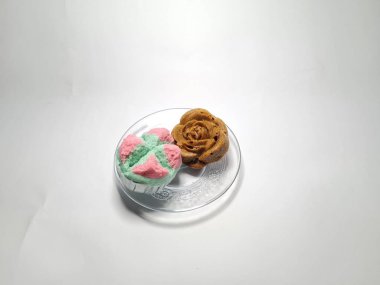 Beyaz arkaplanda Endonezya keki