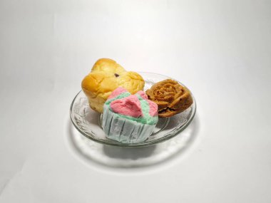 Beyaz arkaplanda Endonezya keki