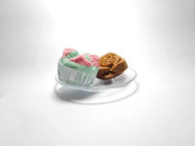 Beyaz arkaplanda Endonezya keki