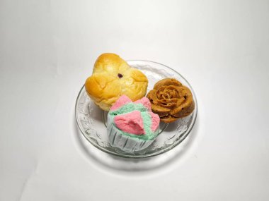 Beyaz arkaplanda Endonezya keki