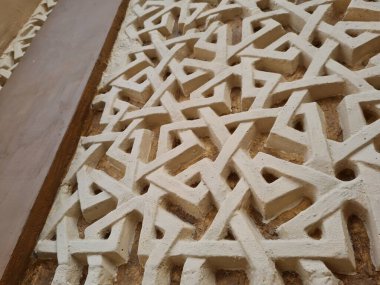 Beyaz cami süslerinin fotoğrafları.