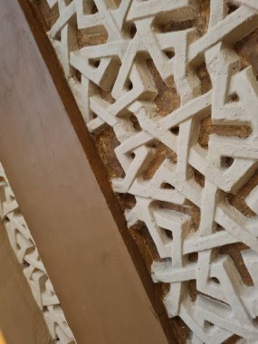 Beyaz cami süslerinin fotoğrafları.