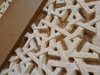 Beyaz cami süslerinin fotoğrafları.