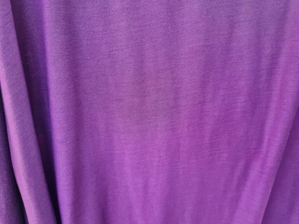 シルエット形成に関わる抽象的背景紫色の布 — ストック写真