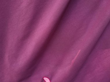 Kırmızı kumaş ve gölgelerin birleşimini gösteren soyut arkaplan fotoğrafı