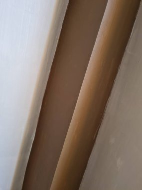 Soyut arkaplan fotoğrafı beyaz boyayla kahverengi boyayı birleştiren bir duvar tasviri