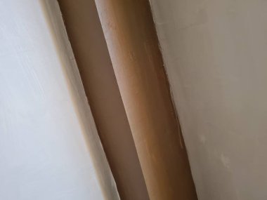 Soyut arkaplan fotoğrafı beyaz boyayla kahverengi boyayı birleştiren bir duvar tasviri