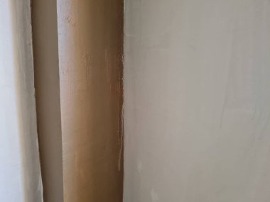 Soyut arkaplan fotoğrafı beyaz boyayla kahverengi boyayı birleştiren bir duvar tasviri