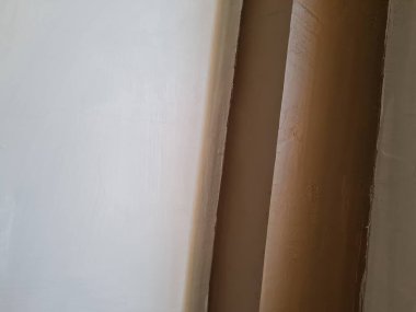 Soyut arkaplan fotoğrafı beyaz boyayla kahverengi boyayı birleştiren bir duvar tasviri