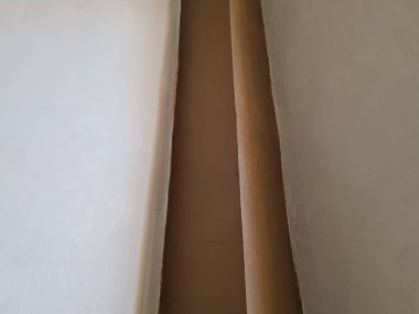 Soyut arkaplan fotoğrafı beyaz boyayla kahverengi boyayı birleştiren bir duvar tasviri