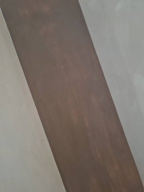 Soyut arkaplan fotoğrafı beyaz boyayla kahverengi boyayı birleştiren bir duvar tasviri