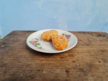 Getas adı verilen kahverengi renkli tipik Endonezya yemekleri.