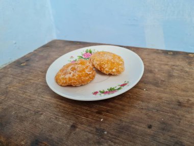 Getas adı verilen kahverengi renkli tipik Endonezya yemekleri.