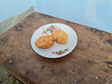 Getas adı verilen kahverengi renkli tipik Endonezya yemekleri.