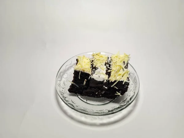 Csokoládé Brownie Torta Tetején Reszelt Sajttal Fehér Alapon — Stock Fotó