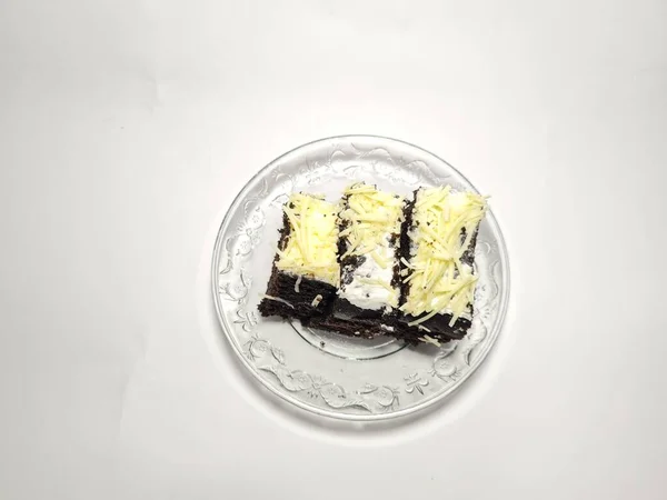 Csokoládé Brownie Torta Tetején Reszelt Sajttal Fehér Alapon — Stock Fotó