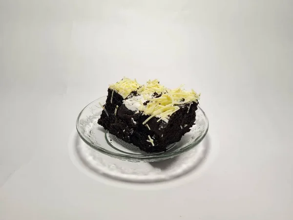 Csokoládé Brownie Torta Tetején Reszelt Sajttal Fehér Alapon — Stock Fotó