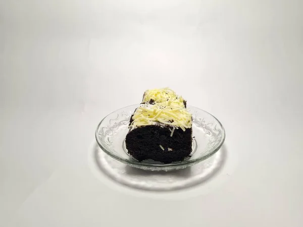 Pastel Brownie Chocolate Cubierto Con Queso Rallado Sobre Fondo Blanco — Foto de Stock