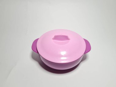 Beyaz arka planda kırmızı yemek yeri