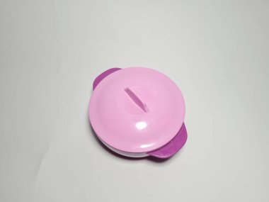 Beyaz arka planda kırmızı yemek yeri