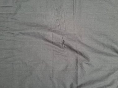 Sargının arka planı sarı ve kırmızı çizgilerin kombinasyonuyla siyahtır.