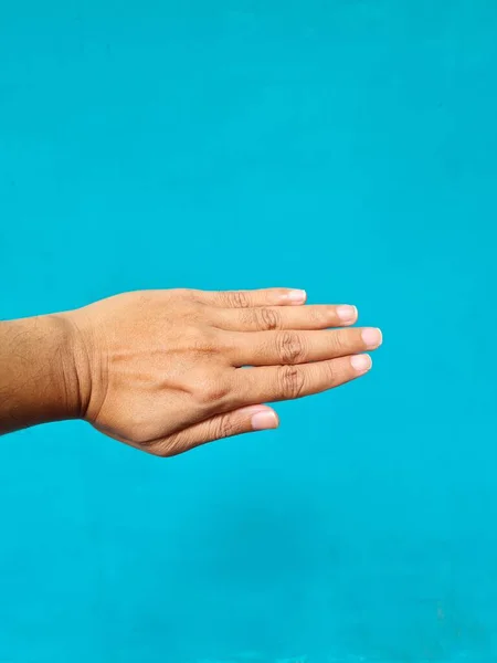 Ludzka Ręka Brązowy Niebieski Tło — Zdjęcie stockowe