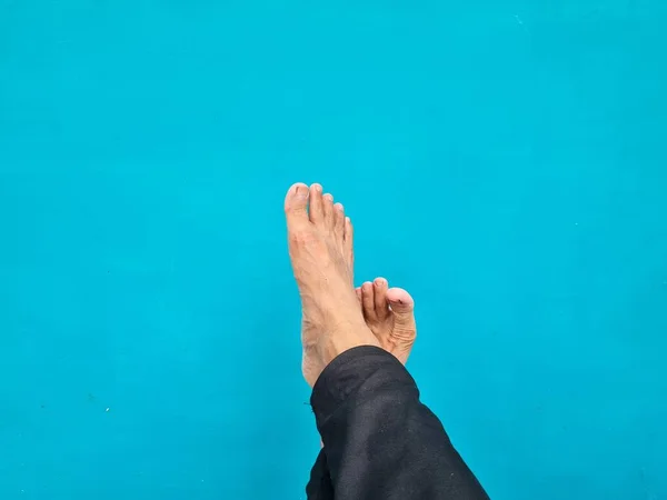 Pies Humanos Sobre Fondo Azul — Foto de Stock